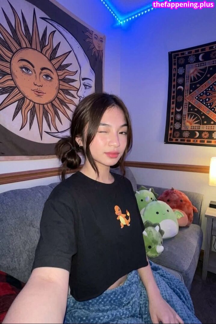 Aaliyah Kim / aaliyah.kim_ / https: Naakte OnlyFans Foto #1