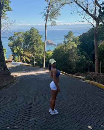 Full leaked Alannalouise private onlyfans photo