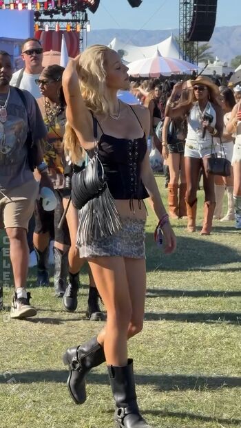Alexis Ren