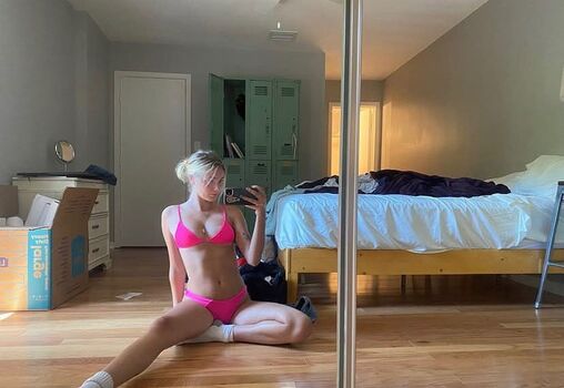 Full leaked Allhailcaroline private onlyfans photo