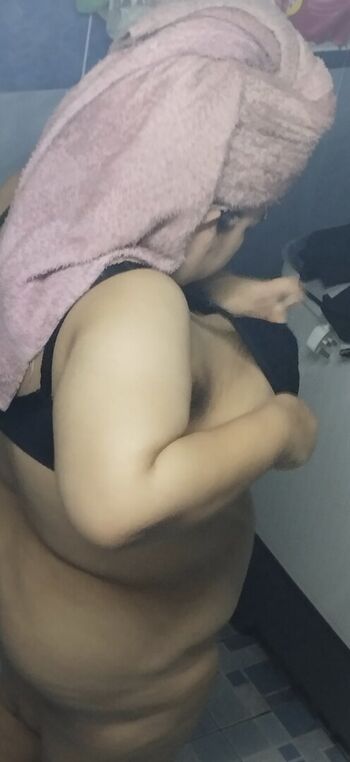 anouk_busty