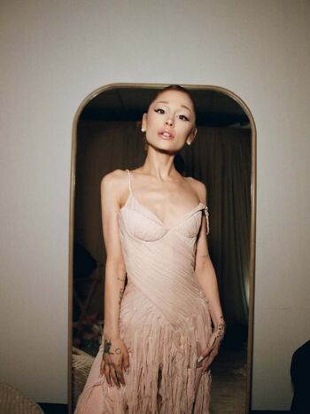 Full leaked Ariana grande  page private onlyfans photo