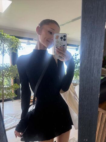 Full leaked Ariana grande  page private onlyfans photo