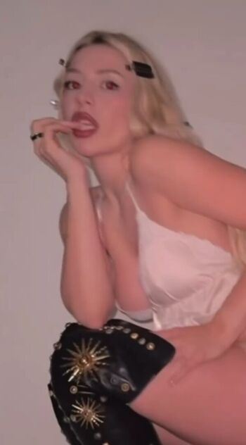Full leaked Ava max private onlyfans photo