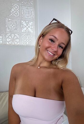 Full leaked Scandinavian blondie/ private onlyfans photo