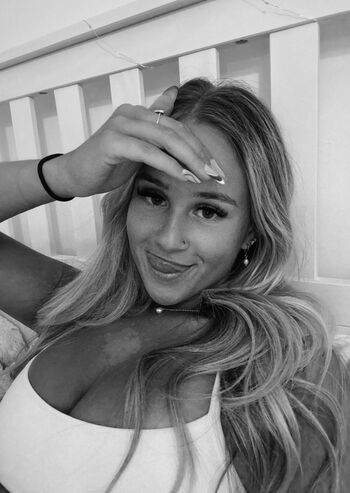 Full leaked Laura torrisi/ private onlyfans photo