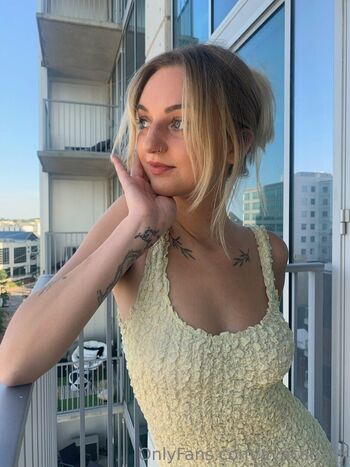 Full leaked Avacanary private onlyfans photo