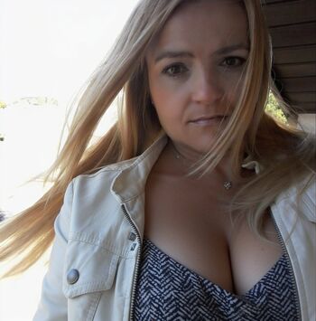 Full leaked Blonde bimbo milf private onlyfans photo