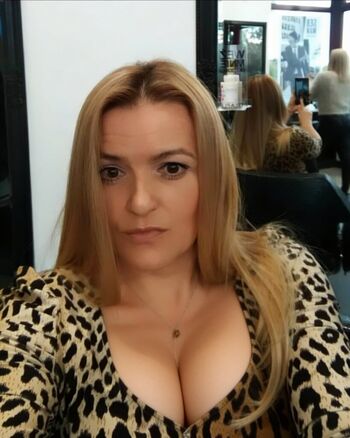 Full leaked Blonde bimbo milf private onlyfans photo
