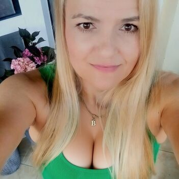 Full leaked Blonde bimbo milf private onlyfans photo