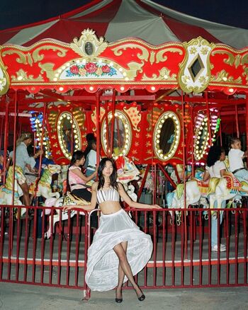 caitlyn.park / Moscot girl