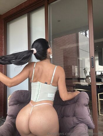 Full leaked Carolinaromoof private onlyfans photo