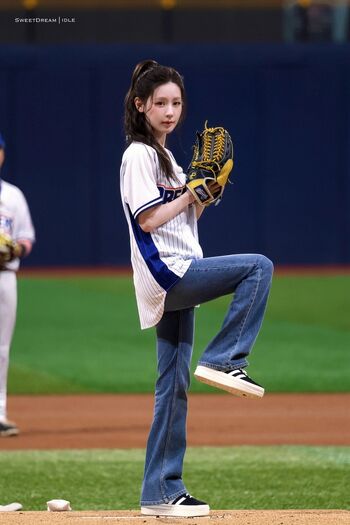 Cho Mi-yeon (Miyeon) - i-dle [(G)I-dle]