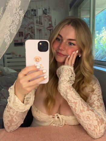 Full leaked Emi howard private onlyfans photo