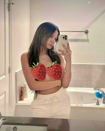 Full leaked Emilyylou private onlyfans photo