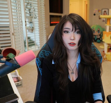Full leaked Emiru  page private onlyfans photo