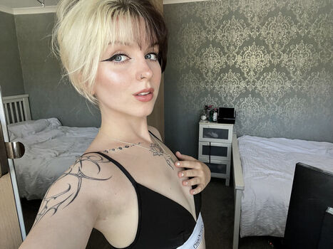 Full leaked Emzeeni private onlyfans photo