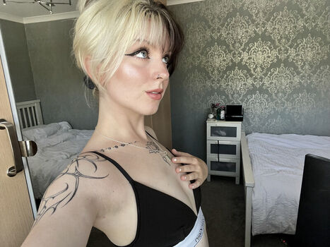 Full leaked Emzeeni private onlyfans photo