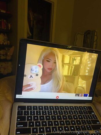 Full leaked Eviesrealm private onlyfans photo