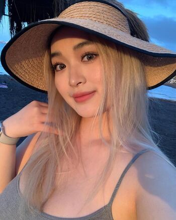 Full leaked Holly shu page private onlyfans photo
