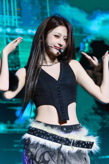 Huh Yunjin 허윤진