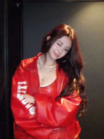 Full leaked Huh yunjin page private onlyfans photo