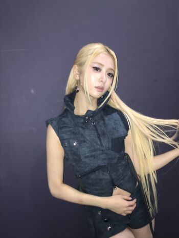Full leaked Huh yunjin  page private onlyfans photo
