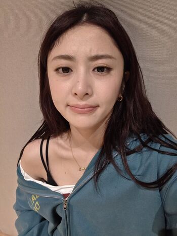 Full leaked Huh yunjin  page private onlyfans photo