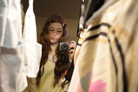 Full leaked Huh yunjin page private onlyfans photo