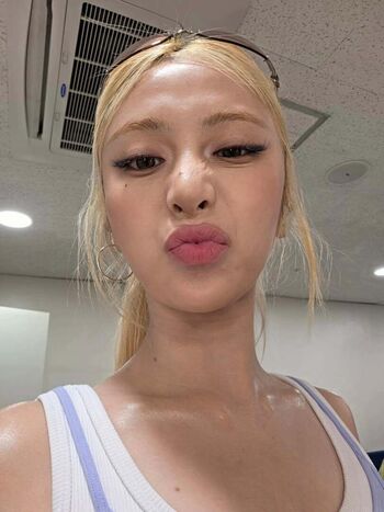 Full leaked Huh yunjin  page private onlyfans photo
