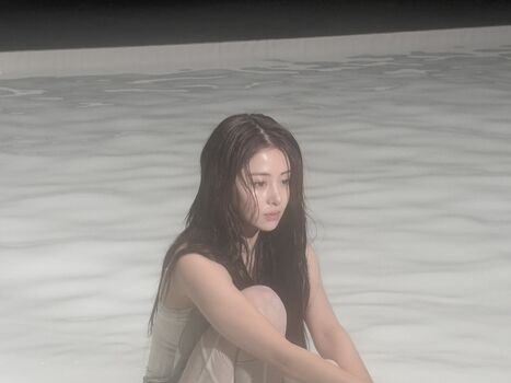 Full leaked Huh yunjin private onlyfans photo