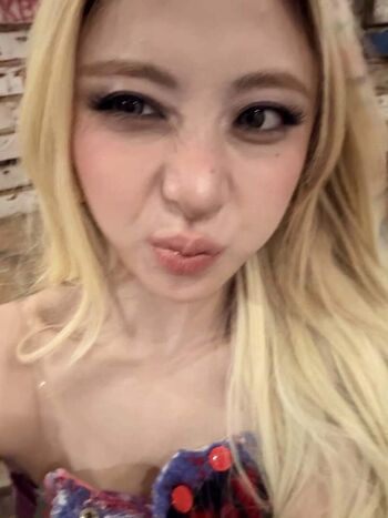 Full leaked Huh yunjin private onlyfans photo