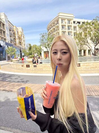 Huh Yunjin 허윤진