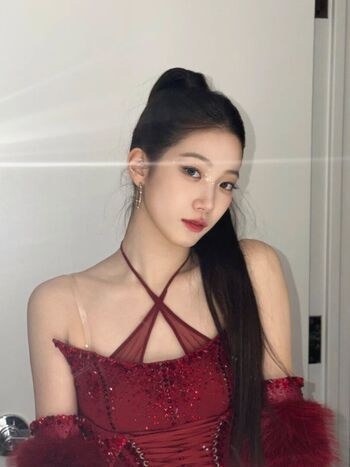 Kazuha Nakamura 中村 一葉 | LESSERAFIM