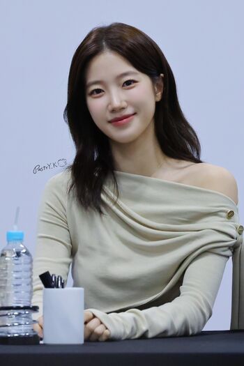 Kazuha Nakamura 中村 一葉 | LESSERAFIM