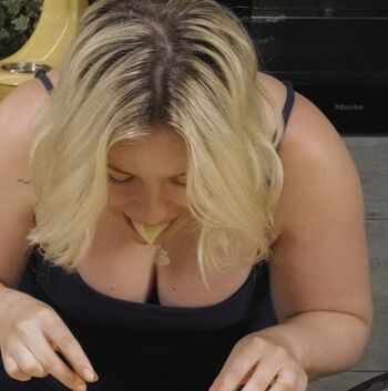 Full leaked Who is this / private onlyfans photo