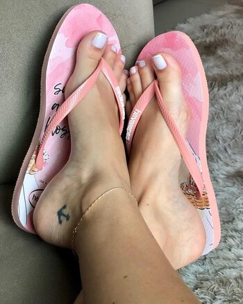 Laari_feet