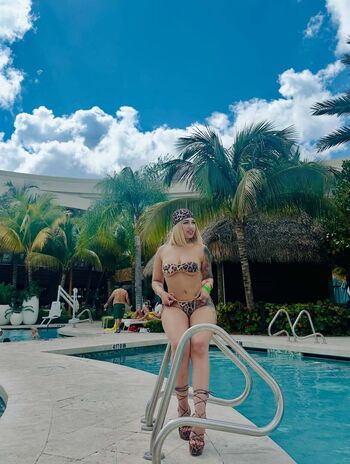 Full leaked Ladurahtxentrenaconmigo private onlyfans photo