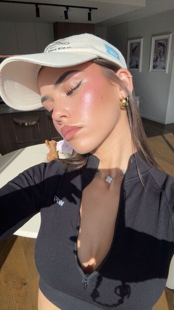 Full leaked Leah halton private onlyfans photo