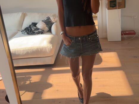 Full leaked Lily chee page private onlyfans photo