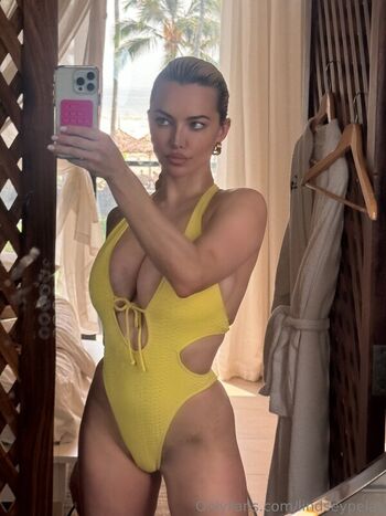 Full leaked Lindsey pelas  page private onlyfans photo