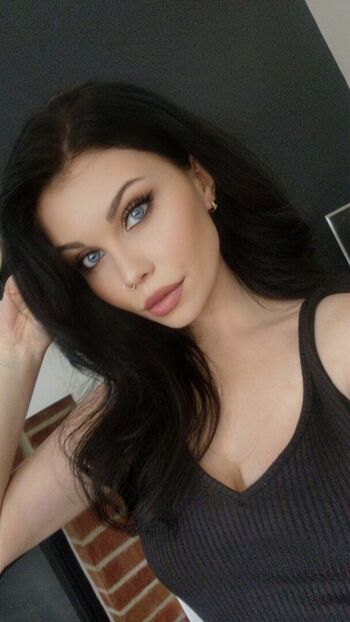 Littlebug96 / poutygirl96