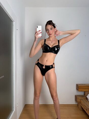 Full leaked Lolaaaloom private onlyfans photo