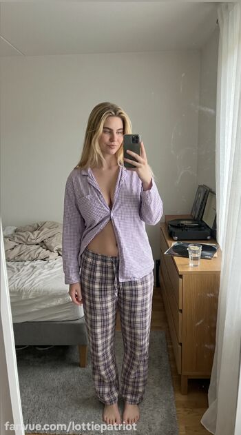 Full leaked Lottiefromuk private onlyfans photo