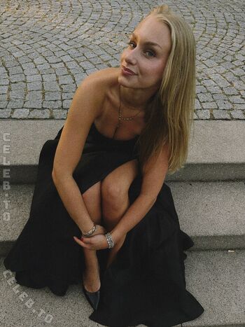 Full leaked Loulou fbl private onlyfans photo