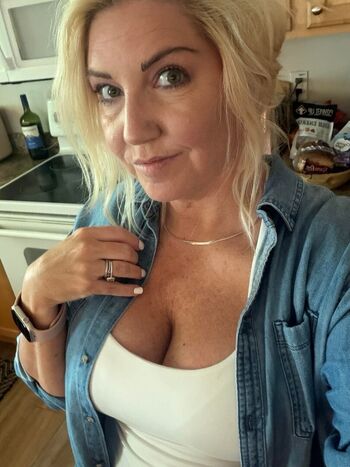 Full leaked Mature women page private onlyfans photo