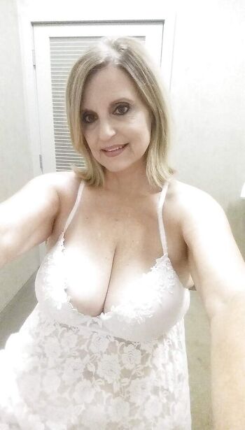 Full leaked Mature women page private onlyfans photo