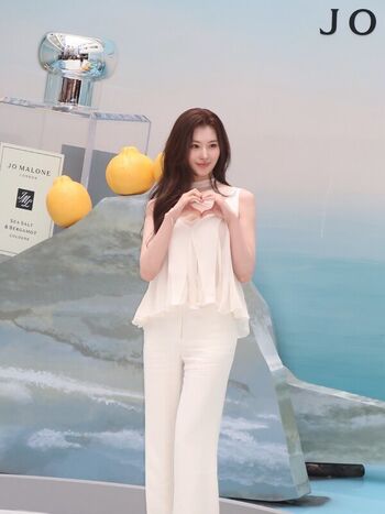 Full leaked Minatozaki sana page private onlyfans photo