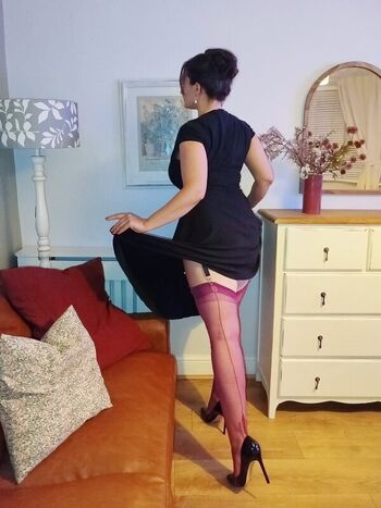 Full leaked Missvintagedresses private onlyfans photo