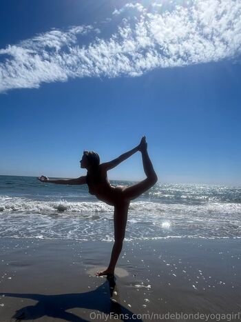 nudeblondeyogagirl